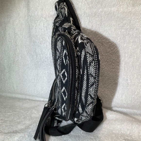 Forever 21 Black and White Belt Bag Fanny Pack - Picture 9 of 16